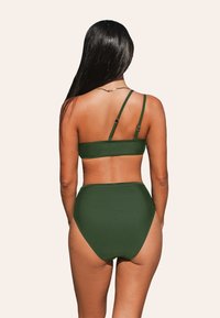 Zielony zestaw bikini z bandeau topem i cienkimi regulowanymi ramiączkami oraz wysokim stanem majtek. Gładka tekstura z minimalnymi detalami. 