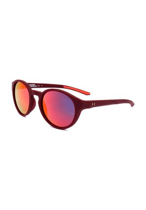 Occhiali da sole con montatura rotonda, aste rosse opache e lenti riflettenti arancioni-rosa inclinati su sfondo bianco.