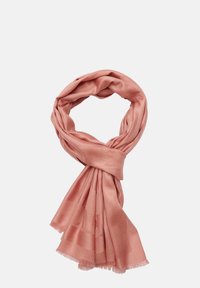 Écharpe rose douce en tissu léger. Présente un motif subtil, finie avec des bords effilochés. Le design torsadé accentue la texture.