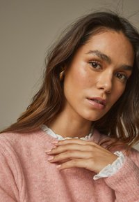 Laura Ashley REGULAR FIT - CREW NECK  - Stickad tröja - pink