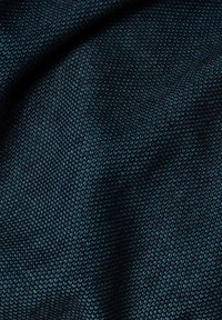 Texturovaná tmavě modrozelená látka s šestiúhelníkovým vzorem, hladkou texturou a mírným leskem, vhodná pro různé použití.