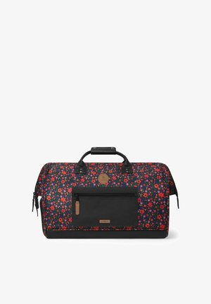 Sac de sport avec un motif floral noir mettant en avant des fleurs rouges et violettes. Fabriqué en tissu avec une poche frontale zippée noire et des accents noirs.