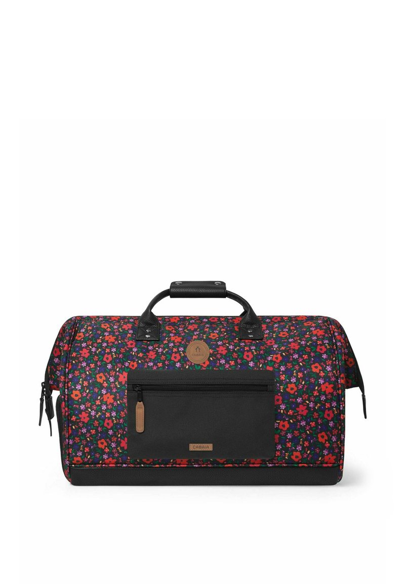 Sac de sport avec un motif floral noir mettant en avant des fleurs rouges et violettes. Fabriqué en tissu avec une poche frontale zippée noire et des accents noirs.