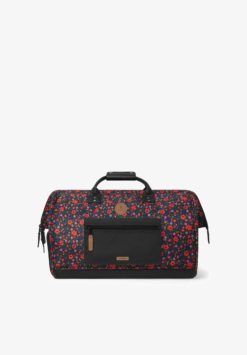 Sac de sport avec un motif floral noir mettant en avant des fleurs rouges et violettes. Fabriqué en tissu avec une poche frontale zippée noire et des accents noirs.