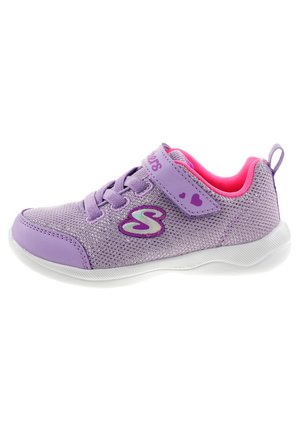 Fioletowe siatkowe buty sportowe z wyściełanym różowym wnętrzem, białą gumową podeszwą i paskiem na rzep z wzorem serc i logo po boku.