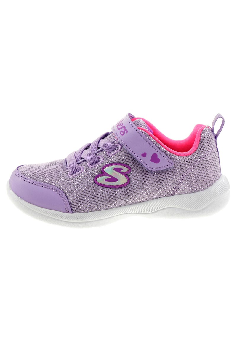 Fioletowe siatkowe buty sportowe z wyściełanym różowym wnętrzem, białą gumową podeszwą i paskiem na rzep z wzorem serc i logo po boku.