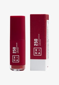 Röd läppstift i en matta förpackning med en genomskinlig bas. Åtföljd av en matchande röd låda som visar produktinformation i vit text.