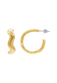Gullvandsfargede øreringer med en bølgete skulpturell design. Den ene er i en smal bølgeform; den andre er en tykk sirkulær hoop med en stift.