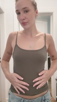 Top de rezervor verde măsliniu cu bretele subțiri, fabricat dintr-un material elastic. Are un design ajustat și un decolteu rotund. Stil casual cu detalii minime.