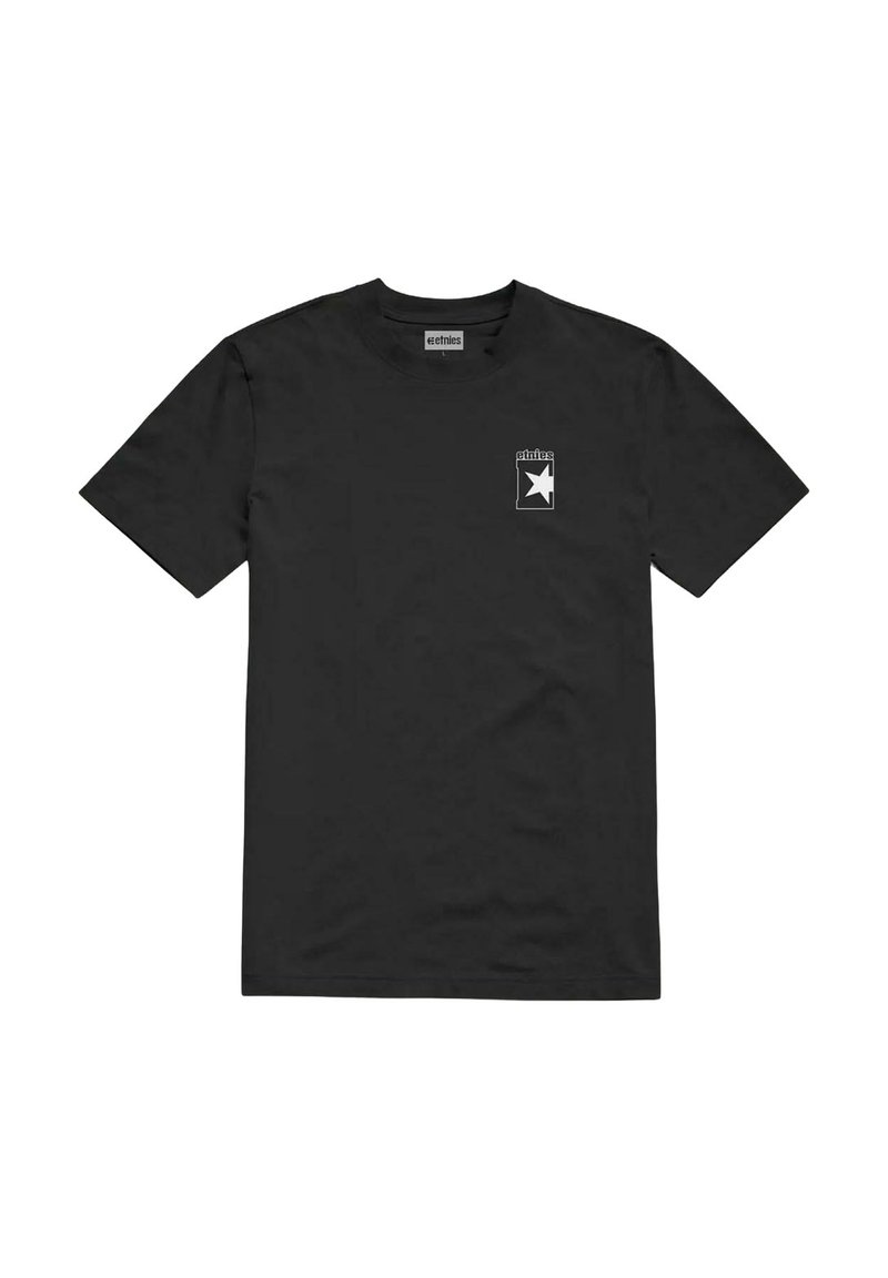 Camiseta de algodón negra con un pequeño gráfico blanco que presenta una estrella dentro de un contorno rectangular en la parte izquierda del pecho. Mangas cortas.