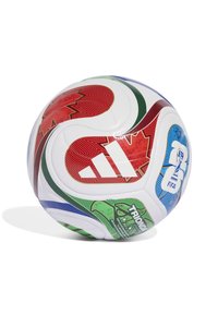 Bijela Adidas nogometna lopta s crvenim, zelenim i plavim panelima, koja sadrži FIFA Svjetski kup i Trionda liga logotipe.