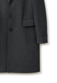 Cappotto di lana grigio scuro con un design strutturato, dotato di un pettorina singola, cinque bottoni e una tasca laterale per una maggiore funzionalità.
