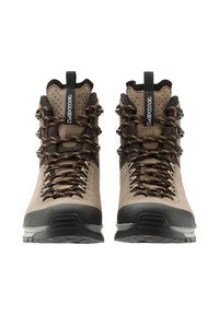 Stivali da trekking marroni realizzati in suede e materiale sintetico, con un design alla caviglia alta, occhielli in metallo e suole in gomma nera.