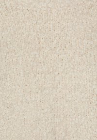 Strickstoff in Off-White, mit einem strukturierten Muster aus Schlaufen und kleinen Dellen, das ein weiches und gemütliches Erscheinungsbild erzeugt.