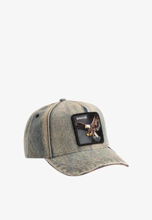 Denim-Baseballkappe mit runder Krone, schwarzem Patch mit einem fliegenden Adler, gestickten Details und gebogenem Schirm. Akzentnähte in Rot.