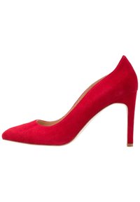 Röd mocka högklackad pumpsko med spetsig tå och en smäcker silhuett, med en slät yta och en smal stilettklack.
