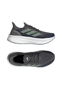 Baskets de course grises avec un design à trois bandes vertes, tige en maille, col rembourré et semelle blanche amortissante étiquetée "LIGHT BOOST."