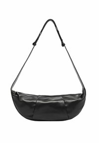Borsa a spalla in pelle nera con design curvo, superficie strutturata e una sottile tracolla regolabile. Presenta una chiusura superiore con zip.
