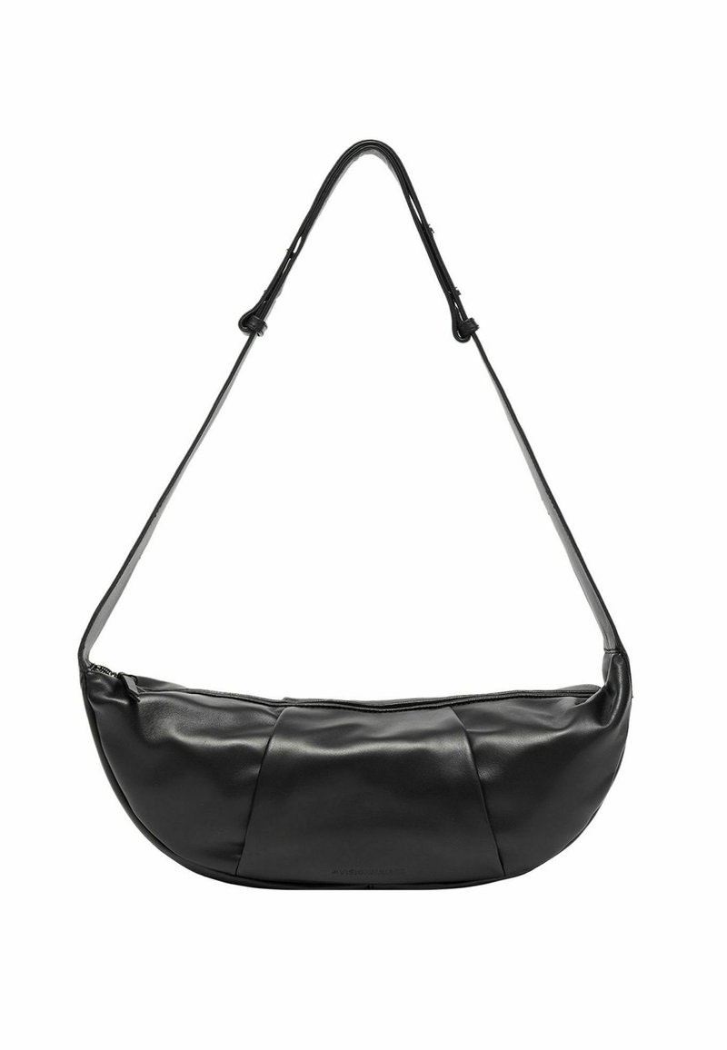 Borsa a spalla in pelle nera con design curvo, superficie strutturata e una sottile tracolla regolabile. Presenta una chiusura superiore con zip.