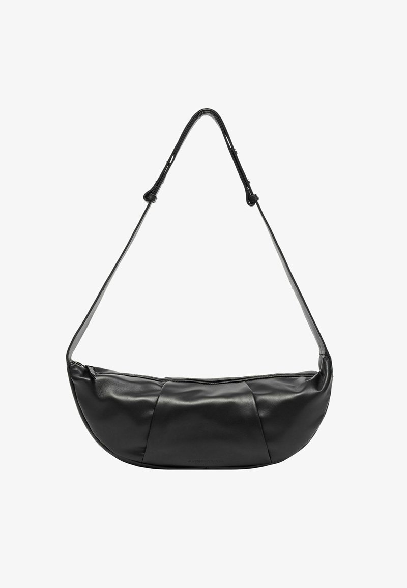 Borsa a spalla in pelle nera con design curvo, superficie strutturata e una sottile tracolla regolabile. Presenta una chiusura superiore con zip.
