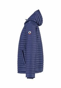 Veste en duvet bleue marine avec capuche, présentant une texture matelassée horizontale, des poches latérales et un patch de logo circulaire sur le haut du bras.