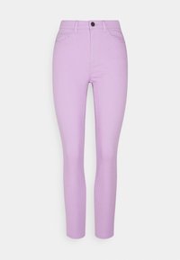 Jeans skinny color lila con cintura alta, bolsillos frontales, cierre de un solo botón y una textura de tela suave y ligeramente elástica.