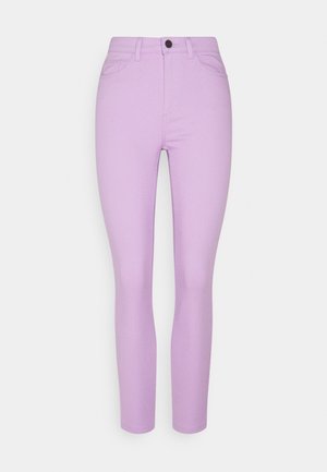 Jeans skinny color lila con cintura alta, bolsillos frontales, cierre de un solo botón y una textura de tela suave y ligeramente elástica.