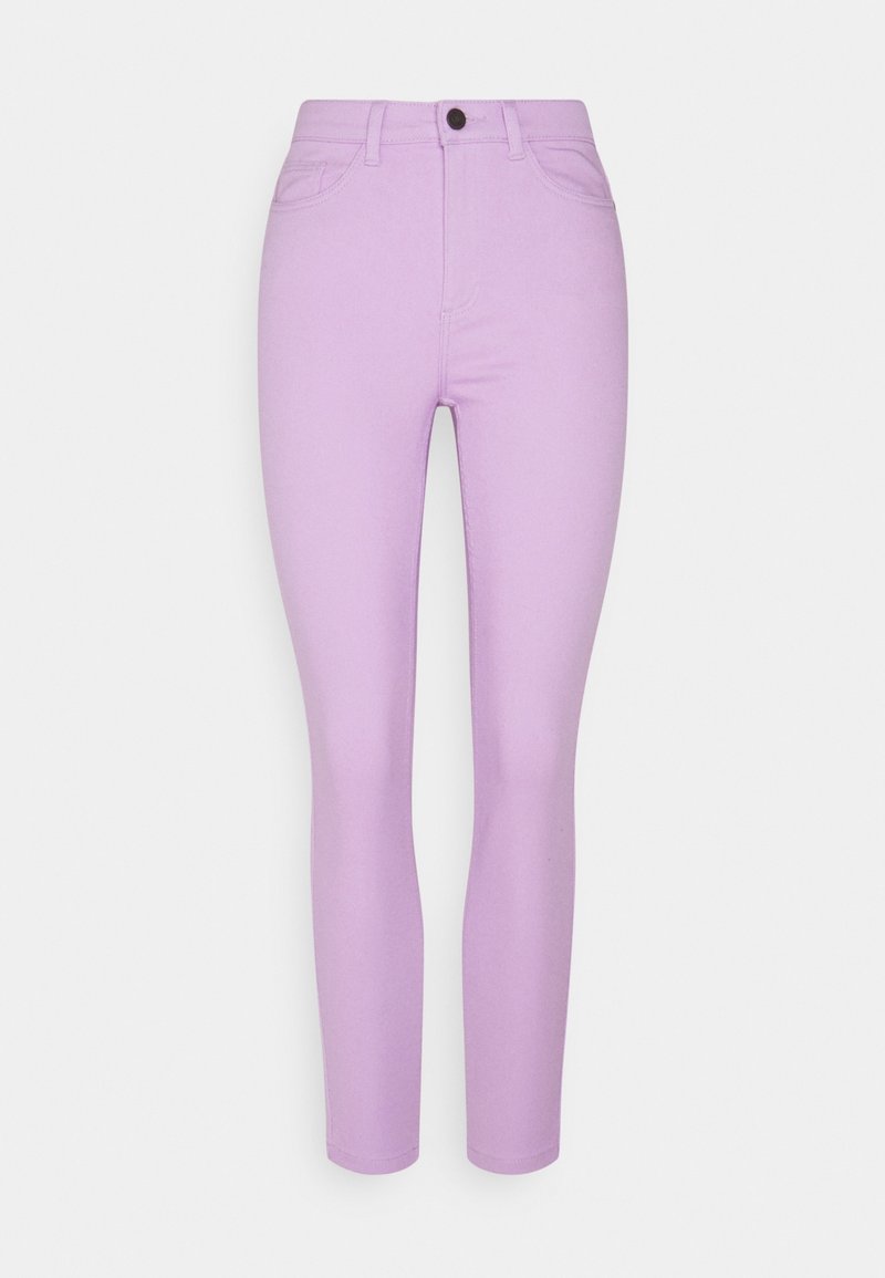 Jeans skinny color lila con cintura alta, bolsillos frontales, cierre de un solo botón y una textura de tela suave y ligeramente elástica.