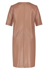 Vestido de manga corta en imitación cuero texturizado de color marrón claro con diseño de paneles y cierre de cremallera en la parte posterior. Acabado suave con patrón de diamantes.