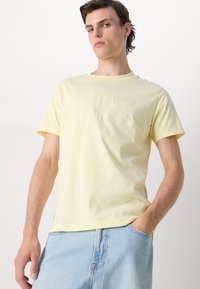 GANT TONAL SHIELD - T-shirts med print - yellow shine