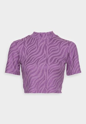 Fioletowy krótki top z krótkim rękawem, z wysokim dekoltem i falistym, teksturowanym wzorem na tkaninie.