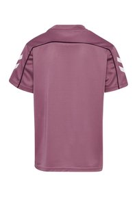 Kurzärmeliges Sportshirt in staubigem Violett mit schwarzen Paspelierungen an den Schultern und weißen Chevron-Streifen an den Ärmeln, Rückansicht.