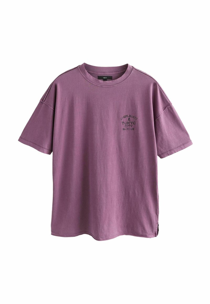 Lila bomulls t-shirt med korta ärmar, med rund halsringning och en liten grafisk texttryck på vänster framsida.