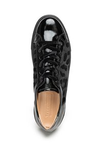 Sneakers neri con finitura lucida in vernice e stampa leopardata nera opaca. Presentano chiusura con lacci, punta rotonda e soletta beige.