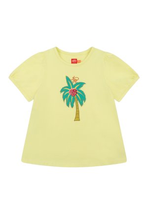 Geel T-shirt met korte mouwen, voorzien van een geborduurd ontwerp van een palmboom met een aap en roze fruitaccenten, gemaakt van zacht katoenen stof.