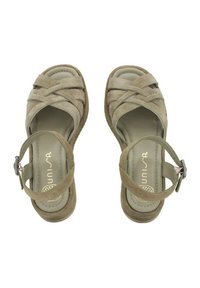 Sandali in suede beige con fasce incrociate e fibbia alla caviglia. Suola imbottita e tacco a zeppa basso e texturizzato per una maggiore stabilità.