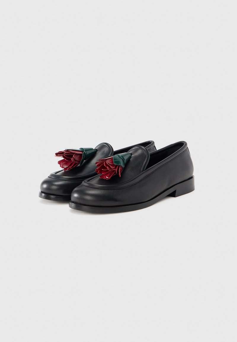 Mocassins en cuir noir avec un bout arrondi, un talon plat et des accents décoratifs de fleurs bordeaux avec des feuilles vertes sur le dessus.