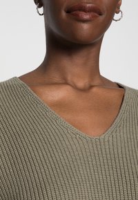 Part Two Sweter
