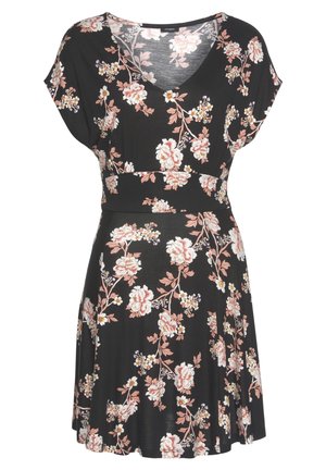 Sort kortærmet kjole med V-halsudskæring, tætsiddende talje og et pink og hvidt blomsterprint over det hele.