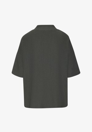 Dunkelgraues gestricktes Kurzarmtop mit hohem Rundhalsausschnitt und lockerem Sitz, von hinten vor weißem Hintergrund gezeigt.