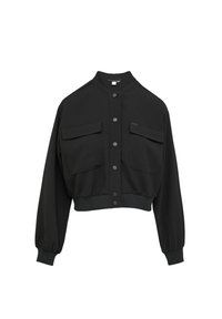 Czarna krótka kurtka z kołnierzem stójkowym, zapięciem na guziki z przodu, dwoma kieszeniami na piersi oraz elastycznymi mankietami i dołem. Gładka tekstura materiału.