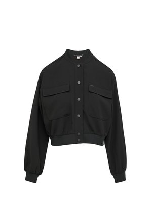 Veste noire courte avec col montant, fermeture à boutons sur le devant, deux poches poitrine et poignets et ourlet élastiqués. Texture de tissu lisse.