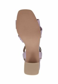 Fioletowe sandały na obcasie z gładką, jasnofioletową cholewką, regulowanym paskiem wokół kostki oraz teksturowaną beżową podeszwą z umiarkowanym blokowym obcasem.
