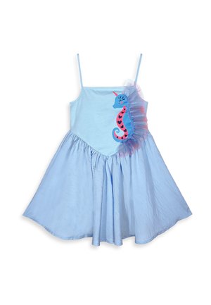 Robe sans manches bleu clair avec fines bretelles, présentant un motif hippocampe rose et bleu et un détail en tulle froncé sur le côté du buste.