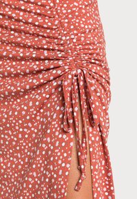 Hollister Co. BEST IS BACK - Vestido de dia - rust floral