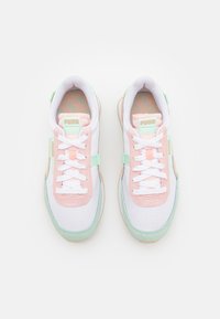 Zapatillas deportivas blancas y rosa pastel con parte superior de malla, cordones planos, detalles en verde menta y suela de goma. Logo de PUMA en la lengüeta y en el costado.