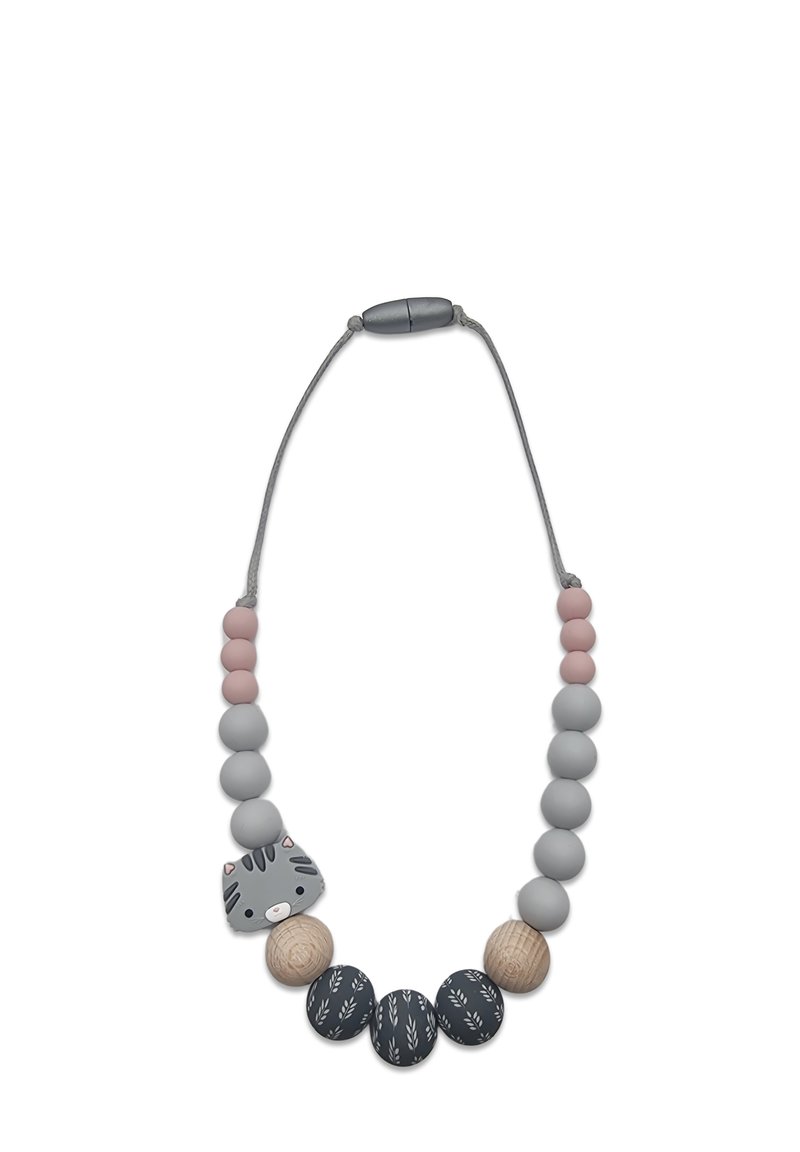 Collana con perline in silicone e legno caratterizzata da colori grigi, rosa e neri, con un ciondolo a forma di faccia di gatto e motivi floreali sulle perline scure.