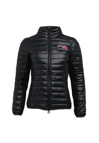 Veste matelassée noire avec fermeture éclair intégrale à l'avant, col montant, poches latérales et petit logo montagne rouge et noir sur la poitrine.