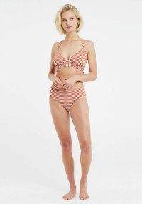 Rood en wit gestreept bikini set met een driehoekige top met brede bandjes en een hoge taille broekje. Glad materiaal met een aansluitend ontwerp.
