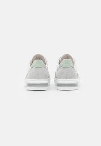 Gabor Comfort Sneaker low - weiß/mint/silber